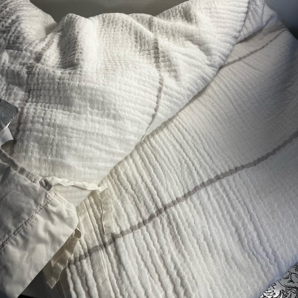 White Textured Queen Duvet Bedspread Gray Accents Button 233cmx243cm